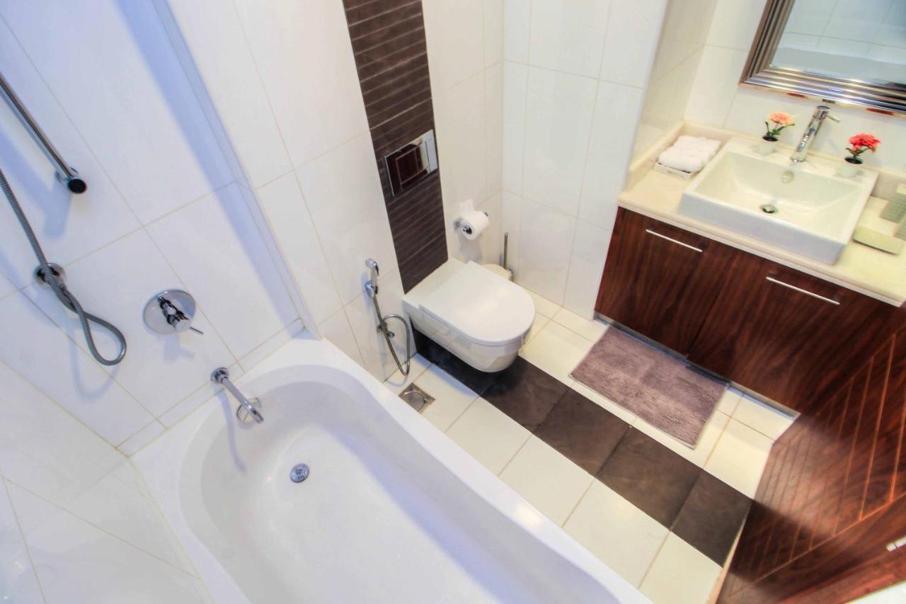 Durrani Homes - Luxurious Near Mall With Pool View Apartment