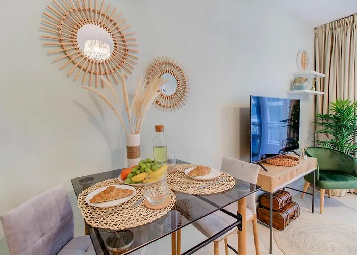 Durrani Homes - Luxurious Studio near Dubai Mall with pool view